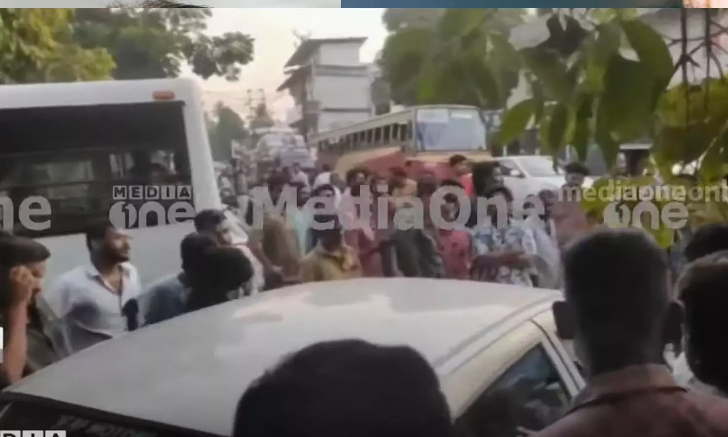 വാഹനം റോഡിന് കുറുകെയിട്ട് നാട്ടുകാര്ക്ക് നേരെ തോക്ക് ചൂണ്ടി യുവാവ് വാഹനം റോഡിന് കുറുകെയിട്ട് നാട്ടുകാര്ക്ക് നേരെ തോക്ക് ചൂണ്ടി യുവാവ്