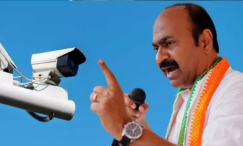 എ.ഐ കാമറാ വിവാദം: എസ്.ആര്.ഐ.ടി കമ്പനി ഭീഷണിപ്പെടുത്താന് ശ്രമിക്കുന്നു; വി.ഡി സതീശന് എ.ഐ കാമറാ വിവാദം: എസ്.ആര്.ഐ.ടി കമ്പനി ഭീഷണിപ്പെടുത്താന് ശ്രമിക്കുന്നു; വി.ഡി സതീശന്