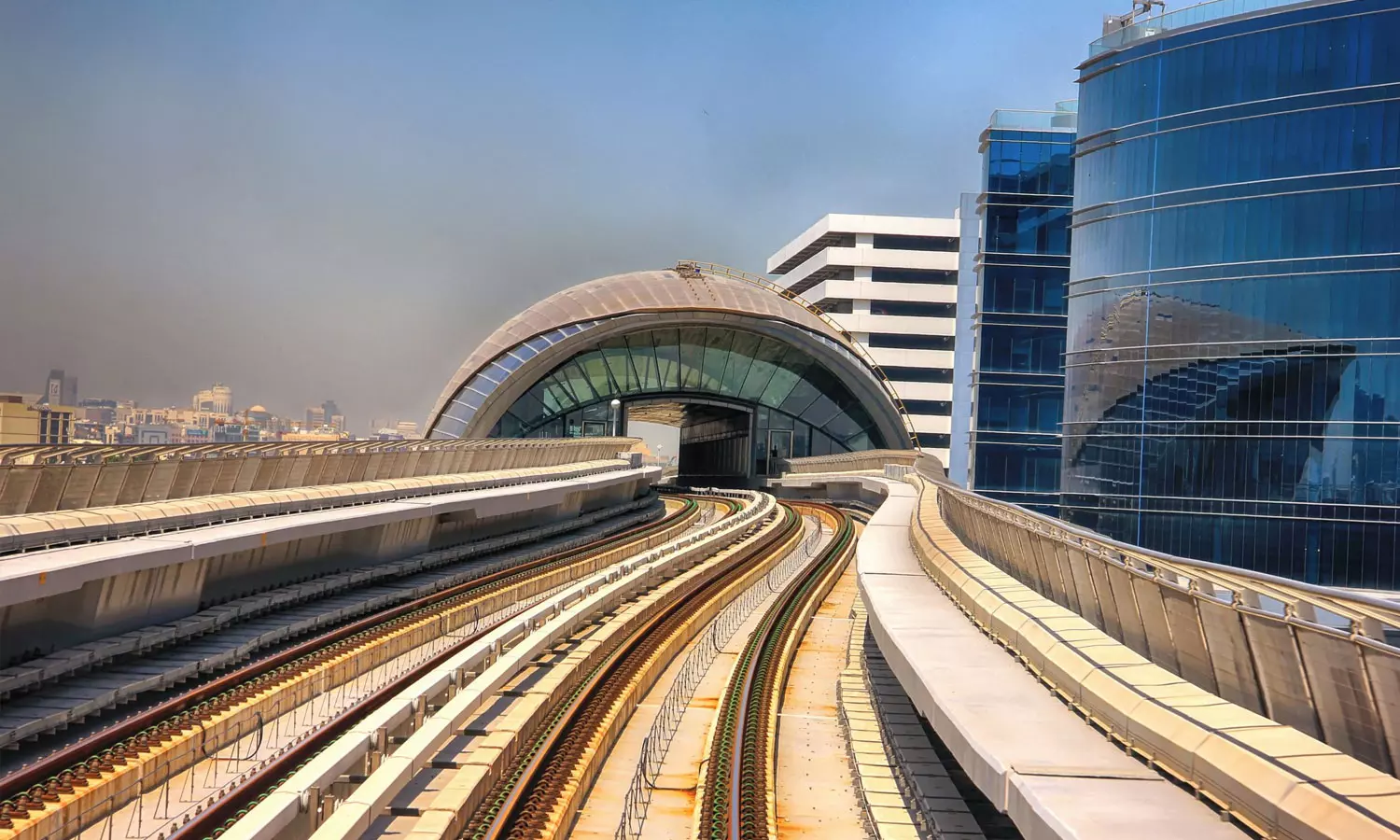 ദുബൈ മെട്രോ ഗതാഗതം തടസപ്പെട്ടു