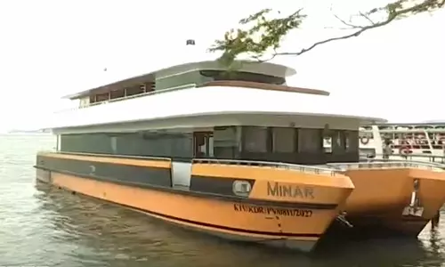 marine drive kochiTanur boat accident, boat was seized at Marine Drive,140 പേരെ കയറ്റാവുന്ന ബോട്ടിൽ കുഞ്ഞുങ്ങൾ ഉൾപ്പെടെ 170 പേർ; മറൈൻ ഡ്രൈവിൽ ബോട്ട് പിടികൂടി,latest malayalam news