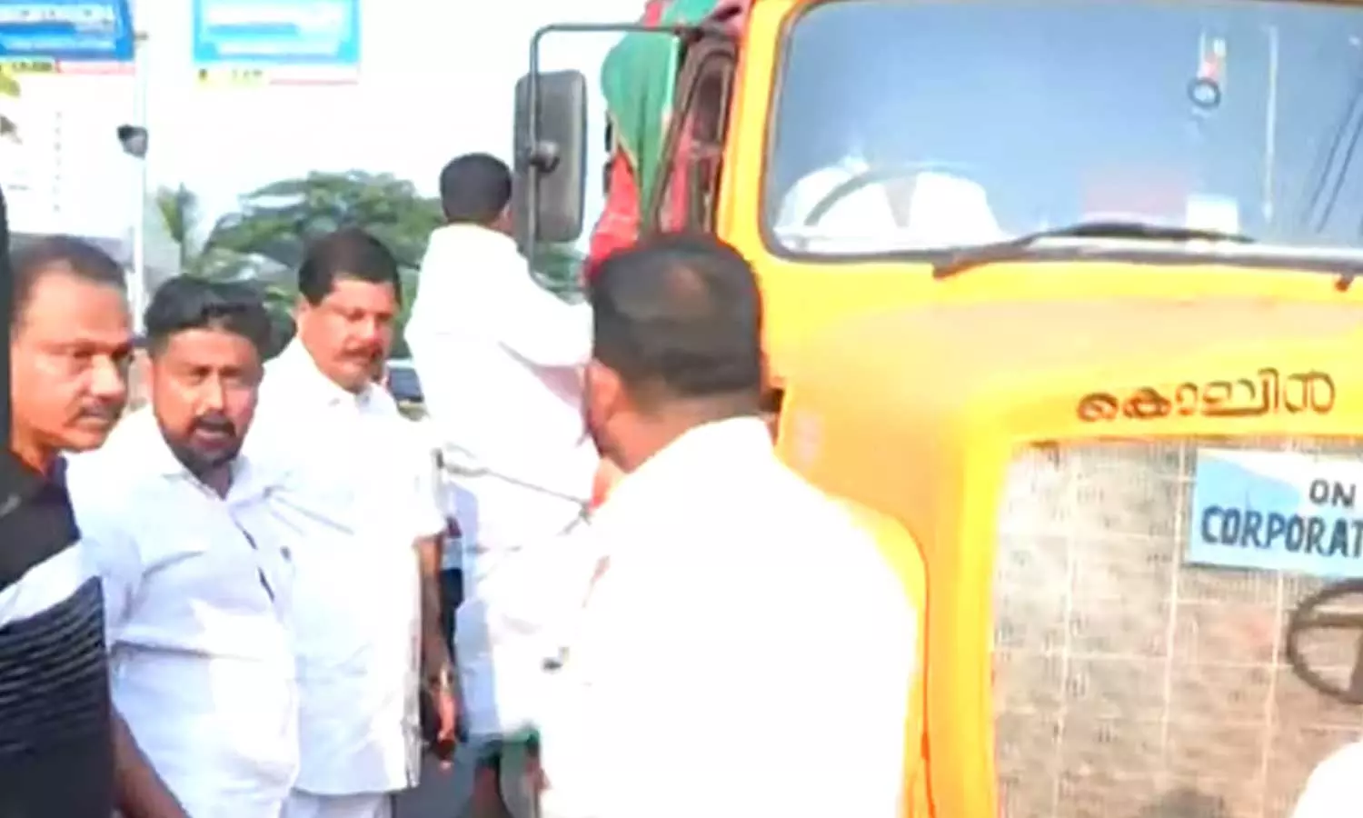 ബ്രഹ്മപുരം: കൊച്ചി കോര്‍പറേഷനെതിരെ പ്രതിഷേധവുമായി തൃക്കാക്കര നഗരസഭ