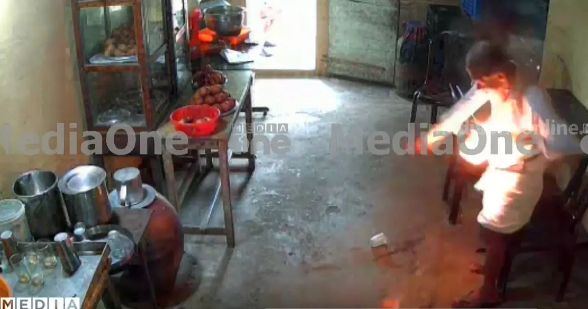 മൊബൈൽ ഫോൺ പൊട്ടിത്തെറിക്കുമെന്ന് പേടിയുണ്ടോ? ഇക്കാര്യങ്ങൾ ചെയ്യൂ... മൊബൈൽ ഫോൺ പൊട്ടിത്തെറിക്കുമെന്ന് പേടിയുണ്ടോ? ഇക്കാര്യങ്ങൾ ചെയ്യൂ...