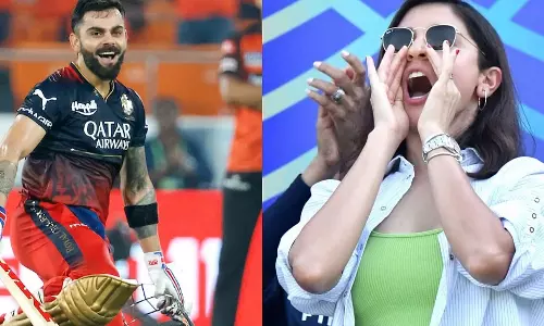 സെഞ്ച്വറിക്ക് പിറകേ അനുഷ്‌കയെ വീഡിയോ കോള്‍ ചെയ്ത് കോഹ്ലി; വീഡിയോ വൈറല്‍