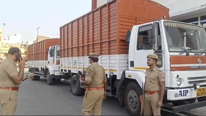 Two trucks, each carrying Rs 1,070 crore Two trucks, each carrying Rs 1,070 crore