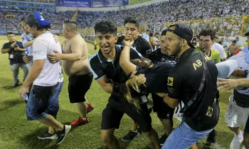 ഫുട്ബോൾ ടൂർണമെന്റിനിടെ സ്റ്റേഡിയത്തിൽ തിക്കിലും തിരക്കിലും പെട്ട് 12 മരണം