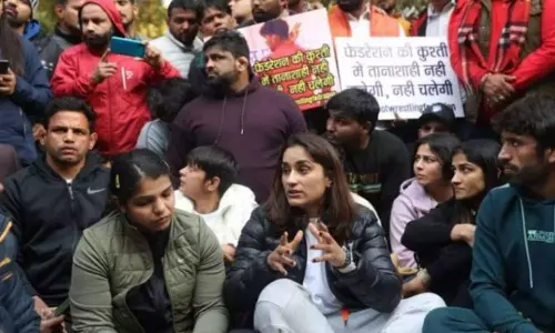 Strike of wrestlers; Women to surround the new Parliament building