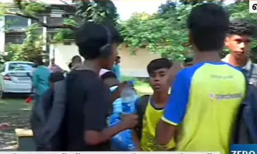 കേരള ബ്ലാസ്റ്റേഴ്സിന്റെ സെലക്ഷൻ ട്രയൽസ് നടക്കുന്ന സ്കൂളിന്റെ ഗേറ്റ് പൂട്ടി പി.വി.ശ്രീനിജൻ എം.എൽ.എ കേരള ബ്ലാസ്റ്റേഴ്സിന്റെ സെലക്ഷൻ ട്രയൽസ് നടക്കുന്ന സ്കൂളിന്റെ ഗേറ്റ് പൂട്ടി പി.വി.ശ്രീനിജൻ എം.എൽ.എ