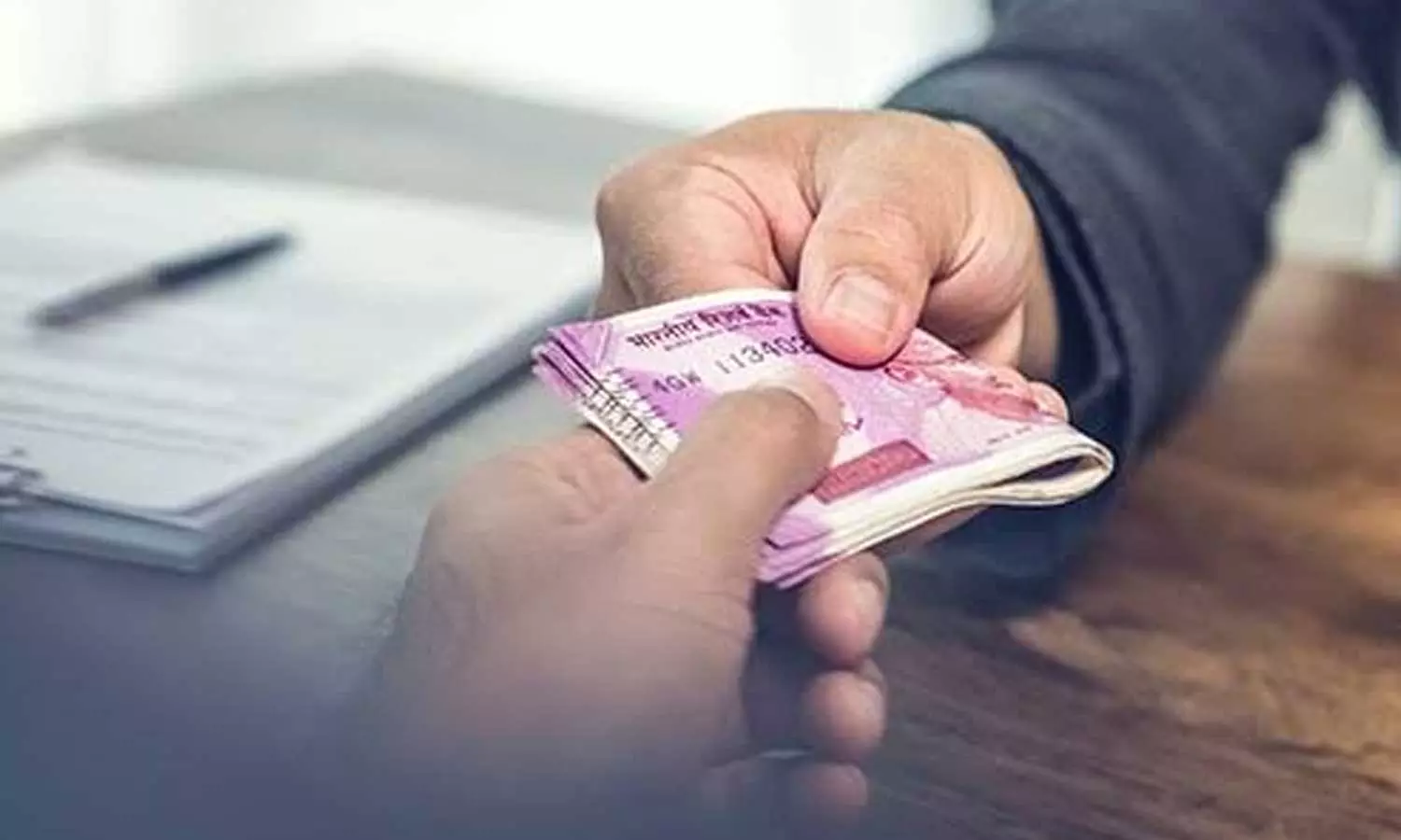 village assistant was caught by vigilance while accepting bribe,palakkad,bribe arrest,ലൊക്കേഷൻ സർട്ടിഫിക്കറ്റിന് 2500 രൂപ കൈക്കൂലി; വില്ലേജ് അസിസ്റ്റന്റ് പിടിയിൽ village assistant was caught by vigilance while accepting bribe,palakkad,bribe arrest,ലൊക്കേഷൻ സർട്ടിഫിക്കറ്റിന് 2500 രൂപ കൈക്കൂലി; വില്ലേജ് അസിസ്റ്റന്റ് പിടിയിൽ