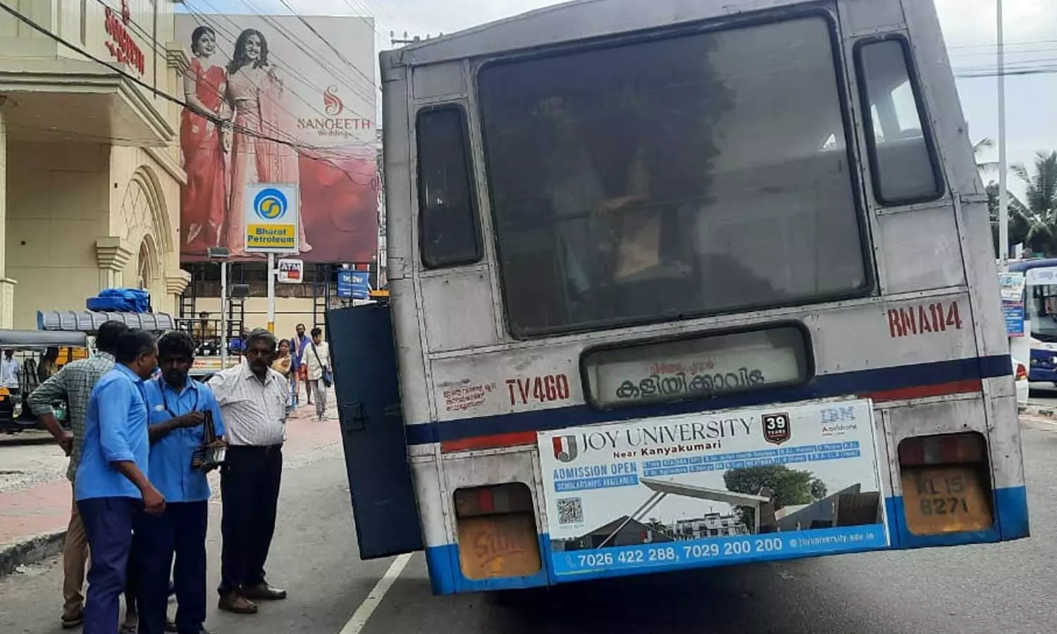 അളവിൽ കൂടുതൽ ആളെ കയറ്റിയ കെ.എസ്.ആർ.ടി.സി ബസിന് പിഴയിട്ട് എം.വി.ഡി അളവിൽ കൂടുതൽ ആളെ കയറ്റിയ കെ.എസ്.ആർ.ടി.സി ബസിന് പിഴയിട്ട് എം.വി.ഡി
