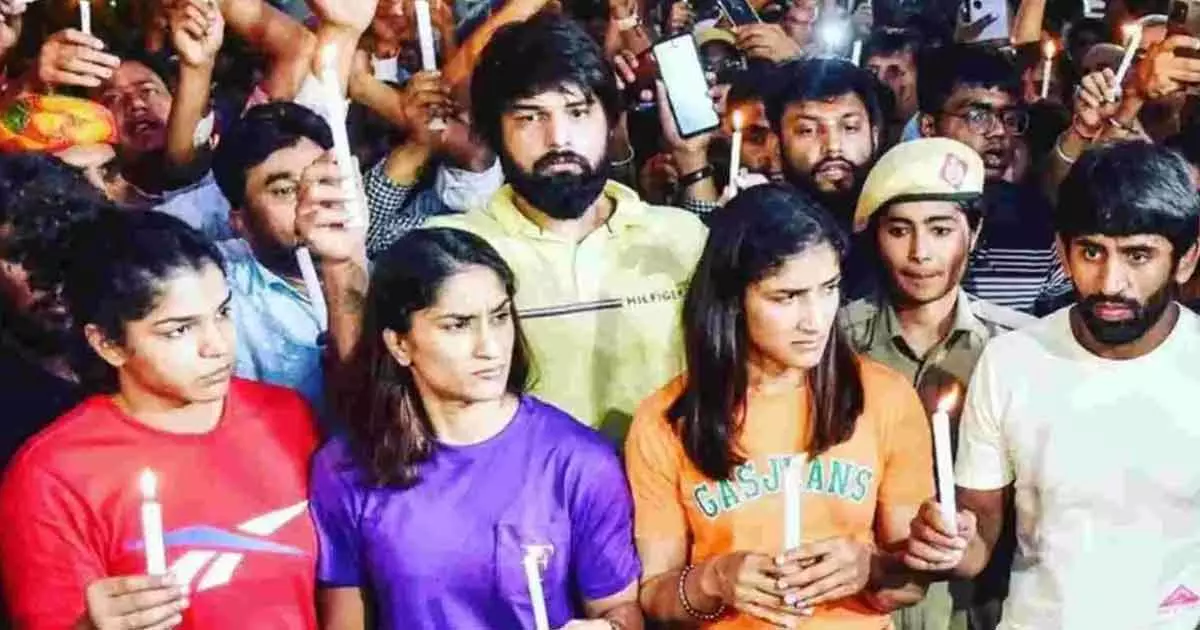 സമരം ശക്തമാക്കി ഗുസ്തി താരങ്ങൾ; ഇന്ത്യാ ഗേറ്റിൽ മെഴുകുതിരി കത്തിച്ച് പ്രതിഷേധം സമരം ശക്തമാക്കി ഗുസ്തി താരങ്ങൾ; ഇന്ത്യാ ഗേറ്റിൽ മെഴുകുതിരി കത്തിച്ച് പ്രതിഷേധം