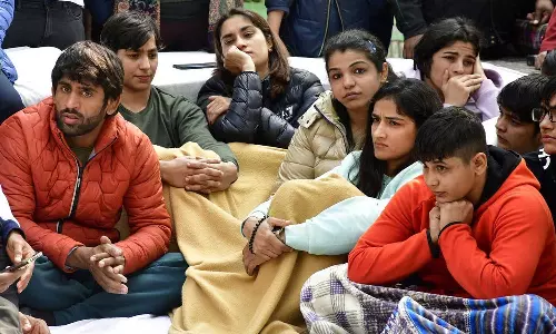 ഒരു മാസം പിന്നിട്ട് ഗുസ്തി താരങ്ങളുടെ സമരം; ഇന്ന് ഇന്ത്യാ ഗേറ്റിനുമുൻപിൽ മെഴുകുതിരി കത്തിച്ച് പ്രതിഷേധം