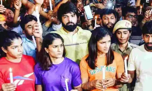 സമരം ശക്തമാക്കി ഗുസ്തി താരങ്ങൾ; ഇന്ത്യാ ഗേറ്റിൽ മെഴുകുതിരി കത്തിച്ച് പ്രതിഷേധം