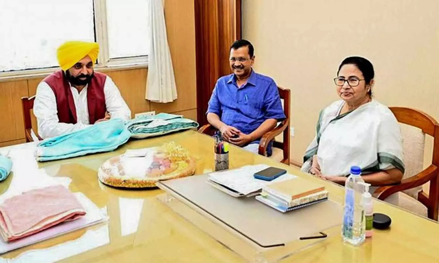 Kejriwal met mamata banerjee Kejriwal met mamata banerjee