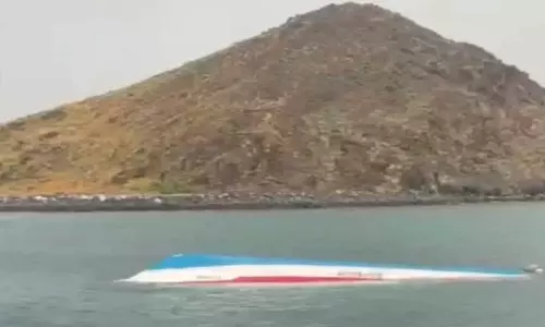 ഖോർഫുക്കാനിൽ ബോട്ടപകടം; രണ്ടുപേർക്ക് പരിക്കേറ്റു