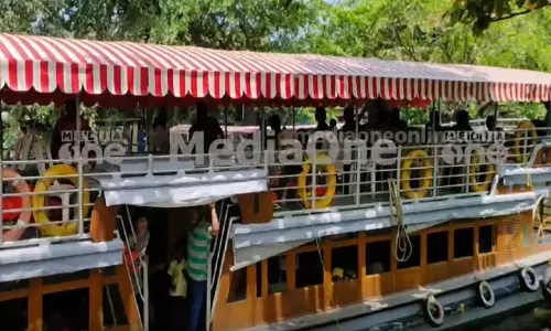 അമിതമായി ആളുകളെ കയറ്റി സർവീസ് നടത്തിയ ബോട്ട് പിടിച്ചെടുത്തു