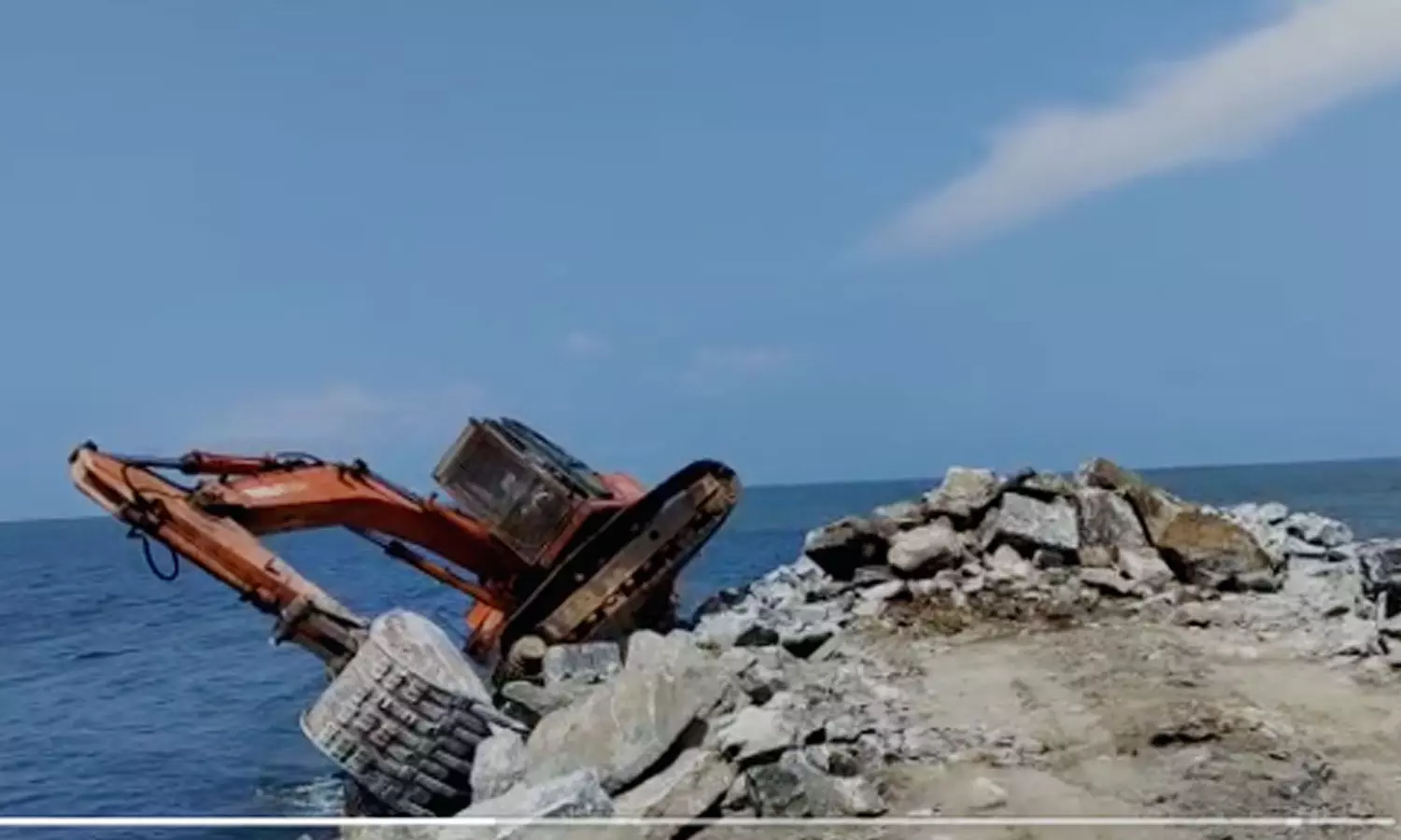 കോതി ബീച്ചിൽ ജോലിക്കിടെ ഹിറ്റാച്ചി മറിഞ്ഞു- വീഡിയോ