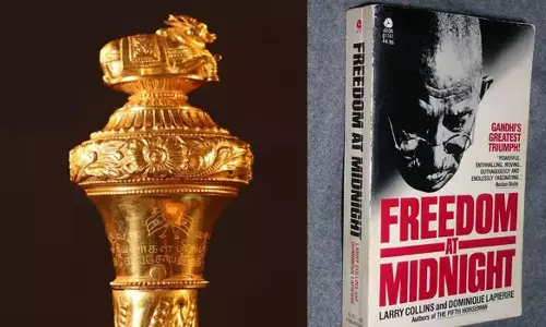 The scepter was handed over to the Prime Minister to be placed in the Parliament The scepter was handed over to the Prime Minister to be placed in the Parliament