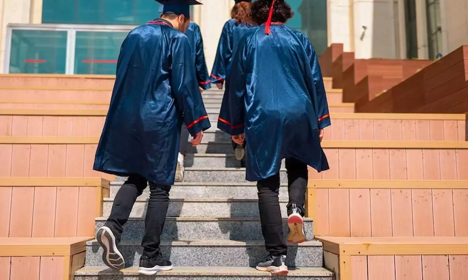 28 out of 33 who took the exam failed; The school postponed the graduation ceremony 28 out of 33 who took the exam failed; The school postponed the graduation ceremony