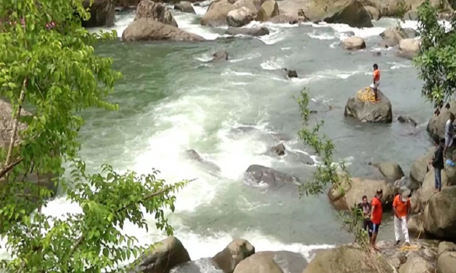 A student drowned while taking a bath in the Pathankayam waterfalls, Kodenchery Pathankayam waterfalls, Kozhikode A student drowned while taking a bath in the Pathankayam waterfalls, Kodenchery Pathankayam waterfalls, Kozhikode