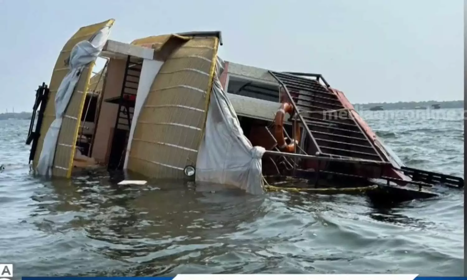 Alappuzha,houseboat accidenthouseboat alleppey,Houseboat sank in Alappuzha,ആലപ്പുഴയിൽ ഹൗസ് ബോട്ട് മുങ്ങി; ബോട്ടിലുണ്ടായിരുന്നത് കുഞ്ഞടക്കം മൂന്നുപേർ,breaking news malayalam