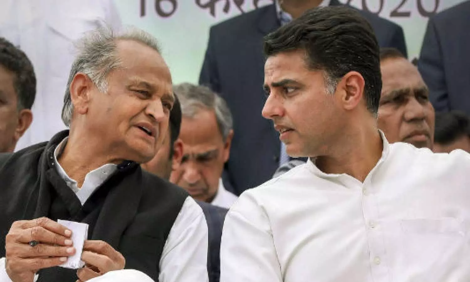 പൈലറ്റും ഗെഹലോട്ടും ഒന്നിച്ച് നില്ക്കും; രാജസ്ഥാൻ കോൺഗ്രസിൽ സമവായം പൈലറ്റും ഗെഹലോട്ടും ഒന്നിച്ച് നില്ക്കും; രാജസ്ഥാൻ കോൺഗ്രസിൽ സമവായം