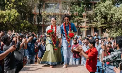 അവർ വിവാഹിതരായി: സുരേശന്റെയും സുമലതയുടെയും ഹൃദയഹാരിയായ പ്രണയകഥ തുടങ്ങി അവർ വിവാഹിതരായി: സുരേശന്റെയും സുമലതയുടെയും ഹൃദയഹാരിയായ പ്രണയകഥ തുടങ്ങി