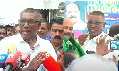 Kochi Corporation counsellor TK Ashraf At the UDF venue,latest malayalam news,എൽ.ഡി.എഫുമായുള്ള സഹകരണം അവസാനിപ്പിച്ചു; കൊച്ചി കോർപറേഷനിലെ ലീഗ് വിമതൻ യു.ഡി.എഫ് വേദിയിൽ Kochi Corporation counsellor TK Ashraf At the UDF venue,latest malayalam news,എൽ.ഡി.എഫുമായുള്ള സഹകരണം അവസാനിപ്പിച്ചു; കൊച്ചി കോർപറേഷനിലെ ലീഗ് വിമതൻ യു.ഡി.എഫ് വേദിയിൽ