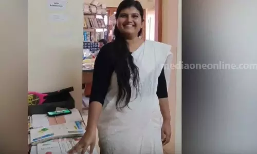 ജൂനിയർ അഭിഭാഷകയെ വിളിച്ചുവരുത്തി കരണത്തടിച്ചു; സീനിയർ അഭിഭാഷകയെ സി.പി.എം സസ്പെൻഡ് ചെയ്തു