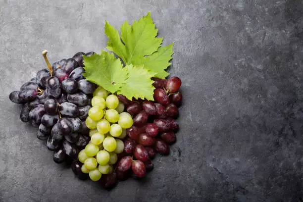 Green, black or red grapes Green, black or red grapes