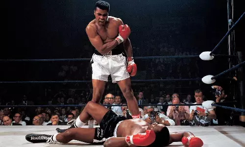 അന്ന് മുഹമ്മദ് അലി നദിയിലെറിഞ്ഞ ഒളിമ്പിക്സ് മെഡല്; ഇതൊരു പോരാട്ടത്തിന്റെ തുടര്ച്ച അന്ന് മുഹമ്മദ് അലി നദിയിലെറിഞ്ഞ ഒളിമ്പിക്സ് മെഡല്; ഇതൊരു പോരാട്ടത്തിന്റെ തുടര്ച്ച