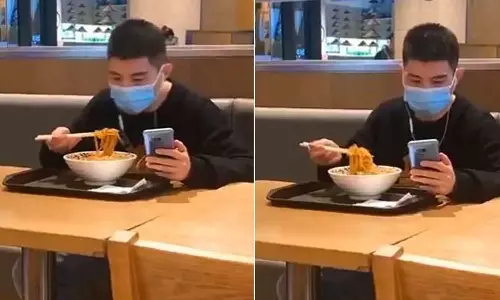 Viral Video,Man Eats Noodles While Checking Phone FunnyViral Video,ഫോൺ നോക്കി നൂഡിൽസ് കഴിച്ചാൽ ദേ ഇങ്ങനെയിരിക്കും; സോഷ്യൽമീഡിയയെ ചിരിപ്പിച്ച് വീഡിയോ,