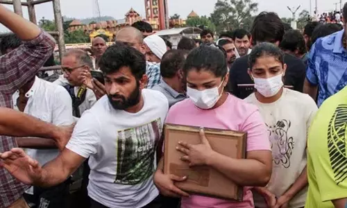 International wrestling body UWW voices support for wrestling protest,latest national news,45 ദിവസങ്ങൾക്കുള്ളിൽ തെരഞ്ഞെടുപ്പ് നടത്തണം; ഇന്ത്യക്ക് മുന്നറിയിപ്പുമായി യുണൈറ്റഡ് വേൾഡ് റസലിങ്