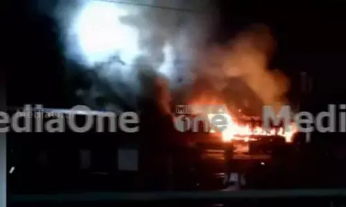 കണ്ണൂരില്‍ നിർത്തിയിട്ട ട്രെയിനില്‍ തീപിടിത്തം: ഒരു ബോഗി കത്തിനശിച്ചു, അട്ടിമറി സാധ്യത തള്ളാതെ റെയില്‍വെ
