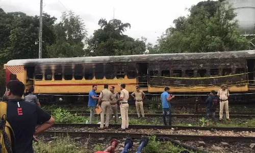 Kannur train fire,Empty coach catches fire at Kannur station,Kannur train fire: Fingerprint identified;  accused was arrested today,breaking news malayalam,കണ്ണൂർ ട്രെയിൻ തീവെപ്പ്: വിരലയടയാളം തിരിച്ചറിഞ്ഞു; പ്രതിയുടെ അറസ്റ്റ് ഇന്ന്,Kannur train firelatest,