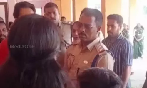 dyed hair ,Complaint that the 6th grader who dyed his hair in Kollam was not admitted to the class,latest malayalam news,കൊല്ലത്ത് മുടിയിൽ കളർ ചെയ്തുവന്ന ആറാം ക്ലാസുകാരനെ ക്ലാസ്സിൽ കയറ്റിയില്ലെന്ന് പരാതി