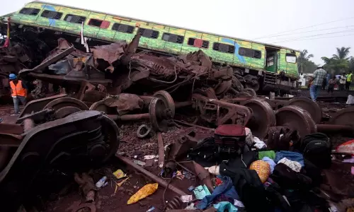 കോറോമണ്ടൽ എക്‌സ്പ്രസ് ട്രാക്ക് തെറ്റിച്ചു; ദുരന്തകാരണം സിഗ്നൽ നൽകിയതിലെ പിഴവെന്ന് റെയിൽവേ സംഘം