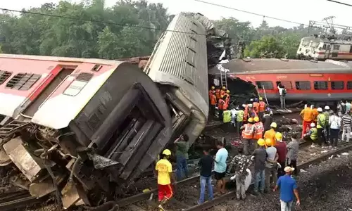 വിൻഡോ സീറ്റ് വേണമെന്ന് മകൾ വാശിപിടിച്ചു, അവസാന നിമിഷം കോച്ച് മാറി; ട്രെയിന്‍ ദുരന്തത്തില്‍ നിന്ന് എട്ടുവയസുകാരിയും പിതാവും രക്ഷപ്പെട്ടത് തലനാരിഴക്ക്