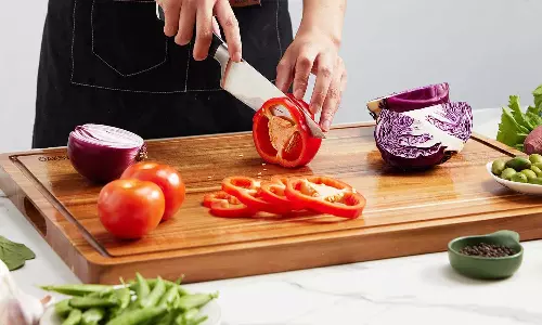 ടോയ്‌ലറ്റ് സീറ്റിനേക്കാൾ 200 മടങ്ങ് ബാക്ടീരികൾ, ചോപ്പിംഗ് ബോർഡുകൾ നിങ്ങളെ  രോഗിയാക്കും; മുന്നറിയിപ്പുമായി വിദഗ്ധർ