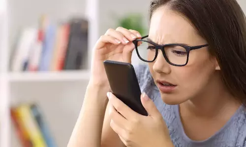 How does smoking develop vision problems