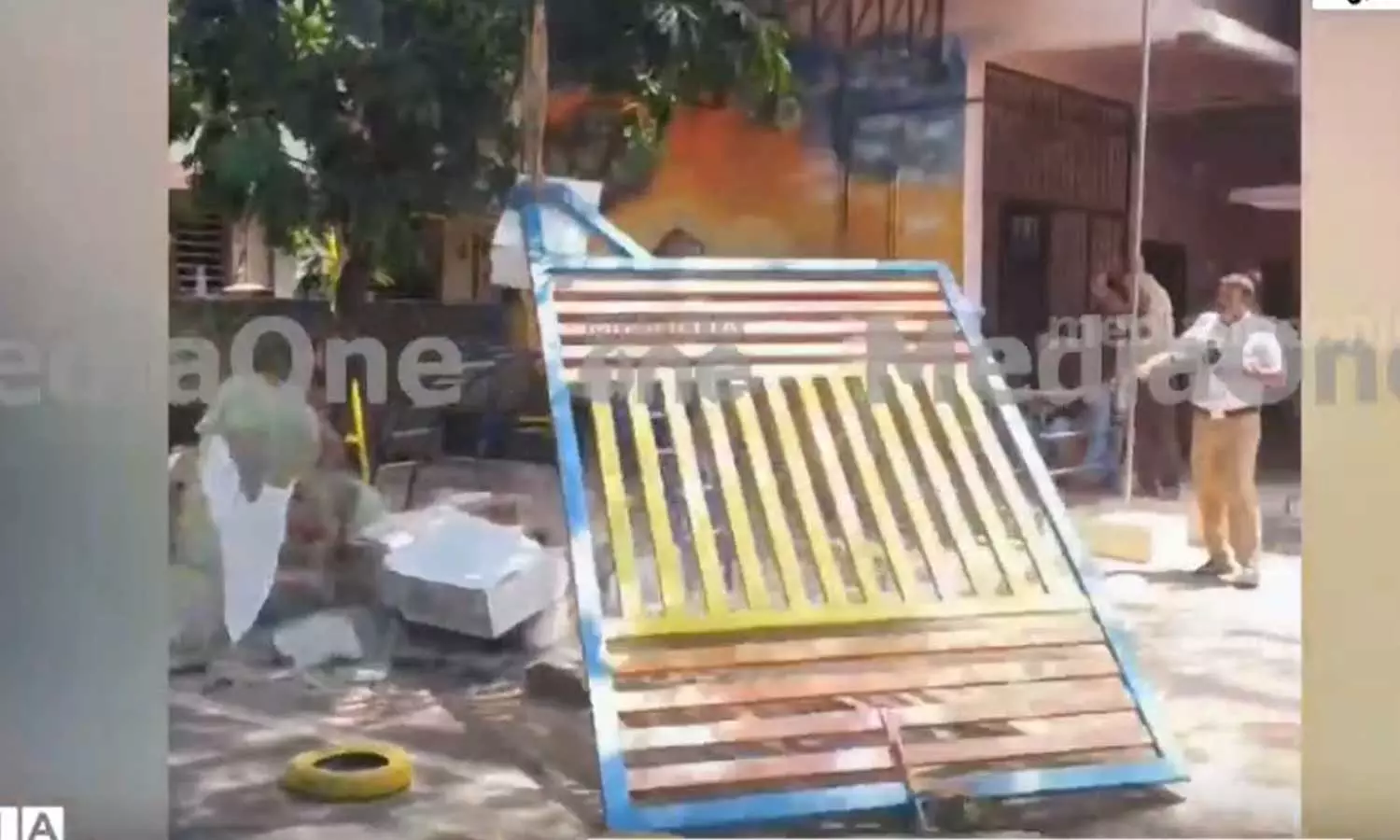 കോഴിക്കോട്ട് നിയന്ത്രണം വിട്ട സ്വകാര്യ ബസ് സ്കൂൾ മതിലിൽ ഇടിച്ചുകയറി, കോഴിക്കോട്ട് നിയന്ത്രണം വിട്ട സ്വകാര്യ ബസ് സ്കൂൾ മതിലിൽ ഇടിച്ചുകയറി,