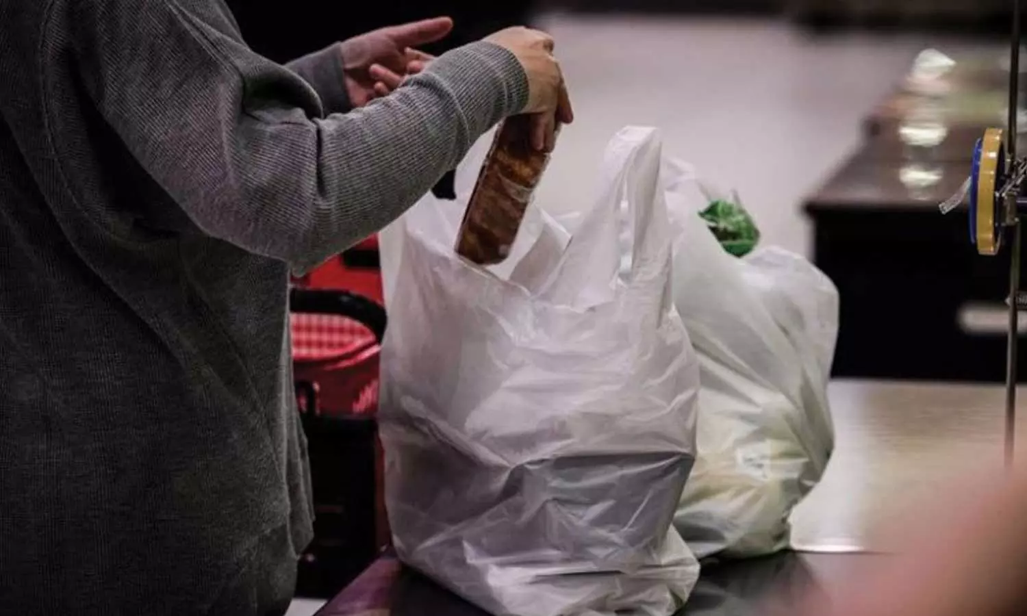 അബൂദബിയിൽ പ്ലാസ്റ്റിക് വിലക്കിന് ഒരുവർഷം; പ്ലാസ്റ്റിക് സഞ്ചികളുടെ ഉപയോഗം 95% കുറഞ്ഞു