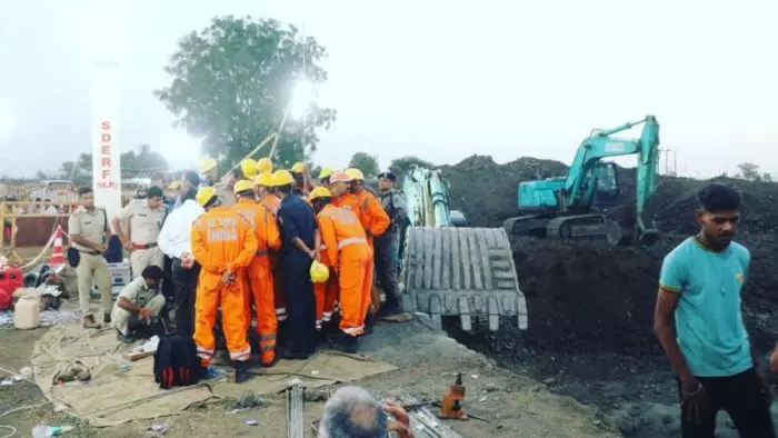 girl stuck in borewell in MP girl stuck in borewell in MP