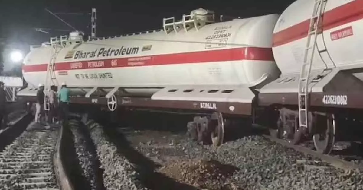 Two wagons of goods train carrying LPG derail in Jabalpur Two wagons of goods train carrying LPG derail in Jabalpur