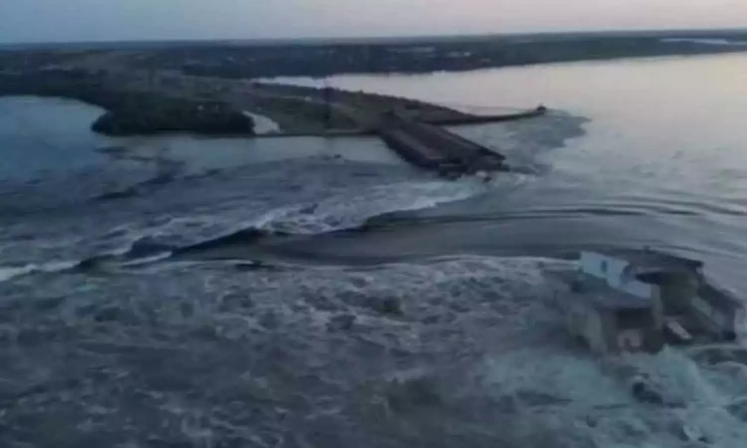 ഖേഴ്‌സൺ മേഖലയിലെ കഖോവ്ക ഡാം തകർന്നതിന് പിന്നാലെ പ്രദേശത്ത് കനത്ത വെള്ളപ്പൊക്കം