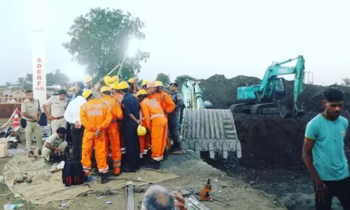 girl stuck in borewell in MP