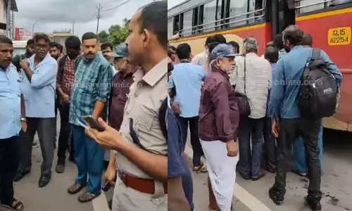 KSRTC bus  hitting police jeep in Kollam,പൊലീസ് ജീപ്പിൽ ഇടിച്ച ശേഷം നിർത്താതെ പോയ കെ.എസ്.ആർ.ടി.സി ബസ് പിന്തുടർന്ന് പിടികൂടി,latest malayalam news