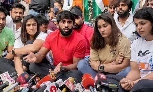 central government has given in to the demand of the wrestlers,latest national news,Sakshi Malik, Vinesh Phogat and Bajrang Punia, ബ്രിജ്ഭൂഷണ് കുരുക്ക് മുറുകുന്നു; ഗുസ്തി  താരങ്ങളുടെ ആവശ്യത്തോട് കേന്ദ്ര സർക്കാർ വഴങ്ങിയതായി സൂചന