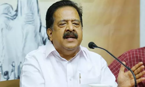 വി.ഡി.സതീശനെതിരെയുള്ള അന്വേഷണം രാഷ്ട്രീയ പ്രേരിതം: രമേശ് ചെന്നിത്തല വി.ഡി.സതീശനെതിരെയുള്ള അന്വേഷണം രാഷ്ട്രീയ പ്രേരിതം: രമേശ് ചെന്നിത്തല