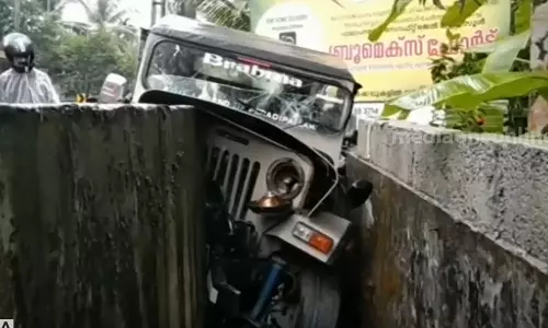 കോഴിക്കോട് ബാലുശേരിയിൽ ജീപ്പ് കലുങ്കിലിടിച്ച് അഞ്ച് പേർക്ക് പരിക്ക്