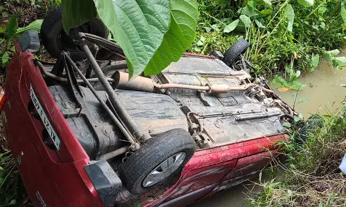 നെടുമങ്ങാട്ട് കാർ തോട്ടിലേക്ക് മറിഞ്ഞ് ദമ്പതികള്‍ക്ക് പരിക്ക്